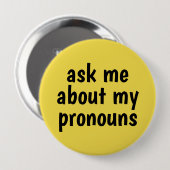 私の代名詞の黄色い背景について私に尋ねて下さい 缶バッジ (正面&裏面)