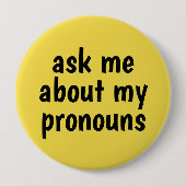 私の代名詞の黄色い背景について私に尋ねて下さい 缶バッジ (正面)