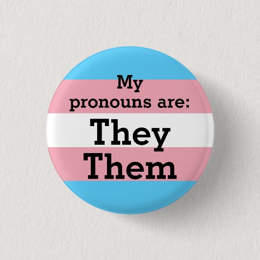 私の代名詞は:彼ら – Trans Flag 缶バッジ (正面)