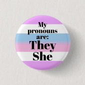 私の代名詞は、彼女-ビッグンダー旗 缶バッジ (正面)