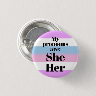 私の代名詞は:彼女/彼女 – bigender flag 缶バッジ