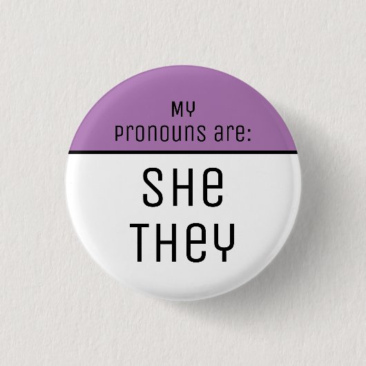 私の代名詞は She They 缶バッジ (正面)