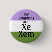 私の代名詞は: Xe Xem - genderqueer flag 缶バッジ (正面)