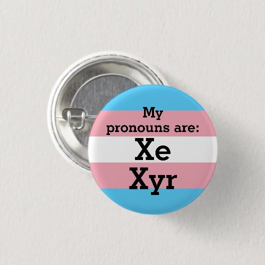 私の代名詞は: Xe Xyr - Trans Flag 缶バッジ (正面&裏面)
