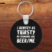 私の代名詞はBeer_Me_1であるかどうか渇いているように識別する キーホルダー (正面)