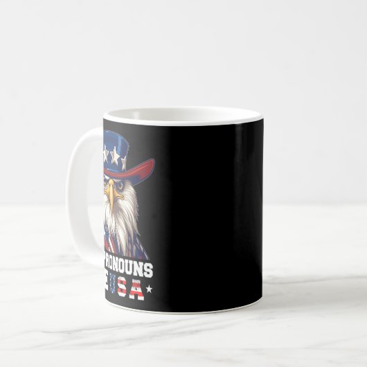 私の代名詞はUsa おもしろい Eagle 4 July American コーヒーマグカップ (正面左)