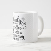 私の体はコーヒーの詰め物だ ジャンボコーヒーマグカップ (正面右)