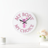 私の体私の選択ピンク拳フェミニスト ラージ壁時計 (ホーム)