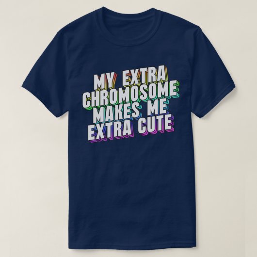 私の余分な染色体は私をかなり可愛くする Tシャツ (デザイン正面)
