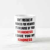 私の優しさを弱さと勘違いしないで コーヒーマグカップ (中央)