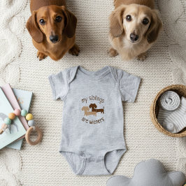 私の兄弟姉妹はウィーナーズダッシュントベビー ベビーボディスーツ