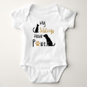 私の兄弟姉妹はポーズベビーのボディスーツを持っている ベビーボディスーツ (正面)
