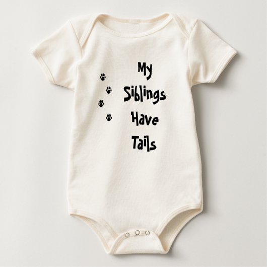 私の兄弟姉妹は尾足を持っています ベビーボディスーツ (正面)