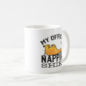 私の公式なおむつシャツ – 怠惰な眠るキリン コーヒーマグカップ (正面右)