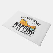 私の公式なおむつシャツ – 怠惰な眠るキリン ドアマット (アングル)