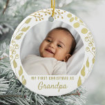 私の初めてのクリスマスのおじいちゃんの写真金ゴールドの葉 セラミックオーナメント<br><div class="desc">白いエレガント背景に水飾色の金ゴールドの葉が付いたグランドパクリスマスオーナメント。この文字はカスタマイズ可能。写真を自分の写真に置き換えて下さい。新しい孫魅力的親に記念品を贈る。オリジナル水彩©ミケーレ・デイヴィス。</div>
