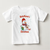 私の初めてのクリスマスの名前かわいい雪だるま ベビーTシャツ (正面)