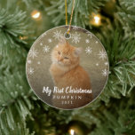 私の初めてのクリスマスの雪片の猫の写真 セラミックオーナメント<br><div class="desc">今年は新しい子猫を飼った？白いチョークと雪のモダン結晶に「私の初めてのクリスマス」というメッセージを書いたデザインと写真の上にシンプルは、猫の名前と年と一緒に描いたを使った記念オーナメントで木に思い出を追加すお気に入りの。両側に同じ写真を追加するか、両側違うに同じ写真を追加する。このオーナメントは素晴らしあなたの新しいペットを記念する方法である。</div>