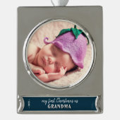 私の初めてのクリスマスはおばあちゃんの写真 シルバープレートバナーオーナメント (正面)