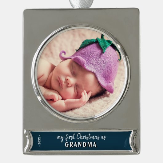 私の初めてのクリスマスはおばあちゃんの写真 シルバープレートバナーオーナメント (正面)