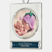 私の初めてのクリスマスはおばあちゃんの写真 シルバープレートバナーオーナメント (左)