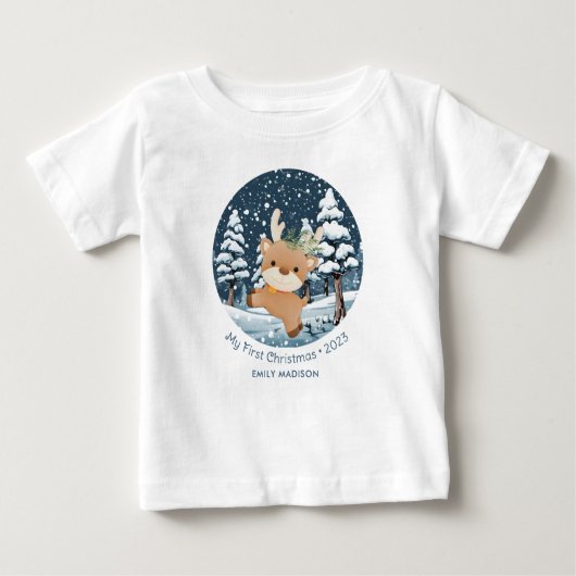 私の初めてのクリスマスは雪の中でかわいい鹿 ベビーTシャツ (正面)