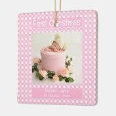 私の初めてのクリスマスピンクバッファロープレイドベビー写真 セラミックオーナメント (左)