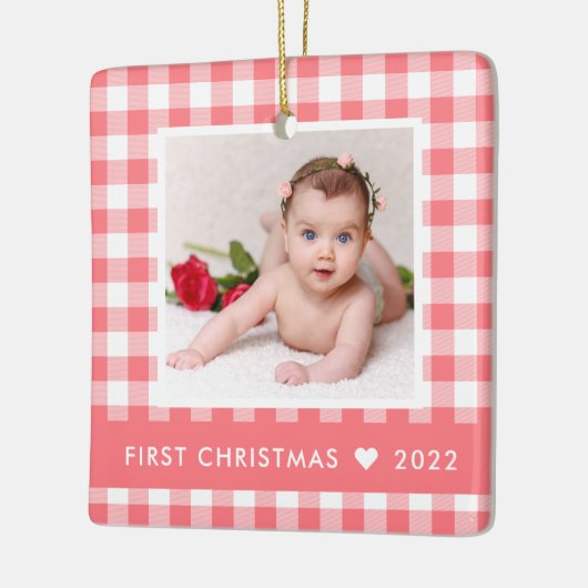 私の初めてのクリスマスピンクバッファロープレイドベビー写真 セラミックオーナメント (左)