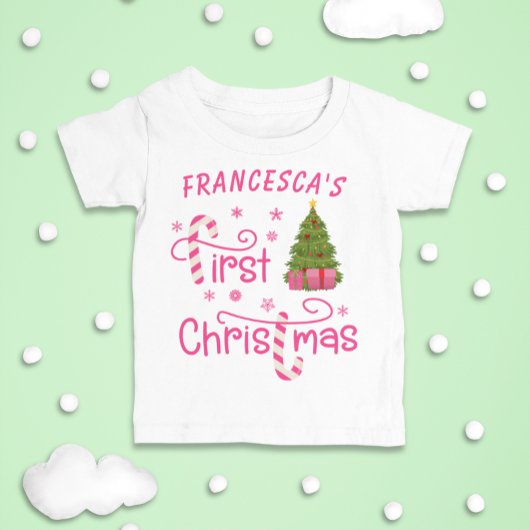 私の初めてのクリスマスプレゼントとクリスマスツリー ピンク ベビーTシャツ