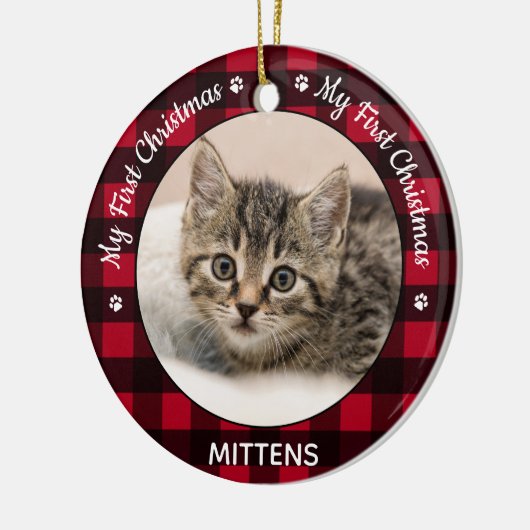 私の初めてのクリスマス赤い格子柄の猫ペット写真 セラミックオーナメント (左)