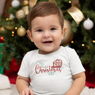 私の初めてのクリスマス サンタ 赤バス スクリプト ベビーTシャツ