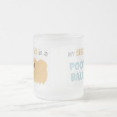 私の友最高の人はPOOF BALLだ – かわいいポメラニア犬 フロストグラスマグカップ (中央)