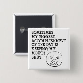 私の口によって締められるおもしろいなボタンのバッジPinを保つこと 缶バッジ (正面&裏面)