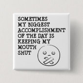 私の口によって締められるおもしろいなボタンのバッジPinを保つこと 缶バッジ (正面)