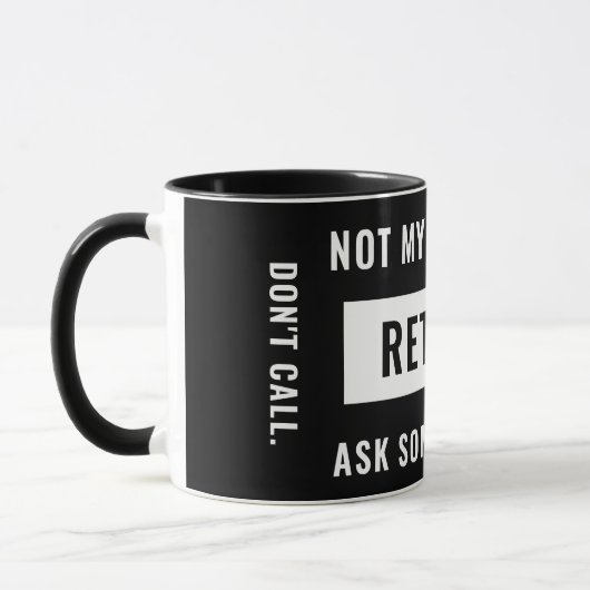 私の問題ではない退職した除おもしろい職の笑い マグカップ (左)