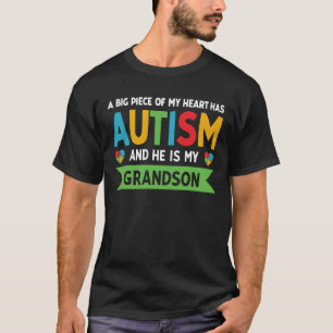 私の大きなハートは自閉症で彼は私の上司である Tシャツ