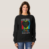 私の大きなハートは自閉症で彼は私の仲間だ スウェットシャツ (正面フル)