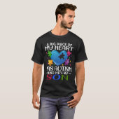 私の大きなハートは自閉症で息子だ Tシャツ (正面フル)