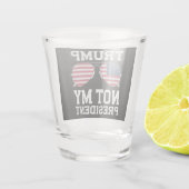 私の大統領ではないトランプアンチトランプ ショットグラス (裏面)