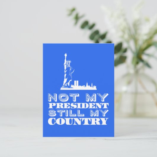 私の大統領はまだ私の国のアンチトランプ ポストカード (スタンド正面)