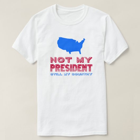 私の大統領はまだ私の国の国旗に抵抗しない Tシャツ (デザイン正面)