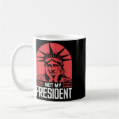 私の大統領はトランプに抵抗アンチトランプ コーヒーマグカップ (左)