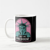 私の大統領はトランプに抵抗アンチトランプ コーヒーマグカップ (左)