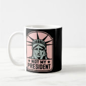 私の大統領はトランプに抵抗アンチトランプ コーヒーマグカップ (左)