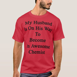 私の夫は化学になる途中素晴らしだ Tシャツ