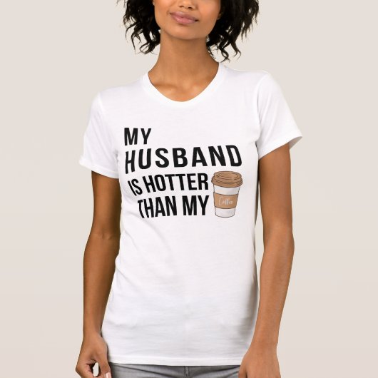 私の夫は私のコーヒーよりも熱おもしろいい Tシャツ (正面)