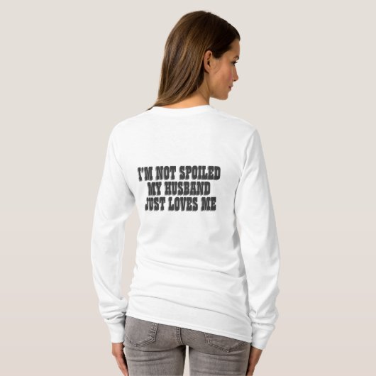 私の夫は私を愛しているだけで甘やかされていない Tシャツ (裏面フル)