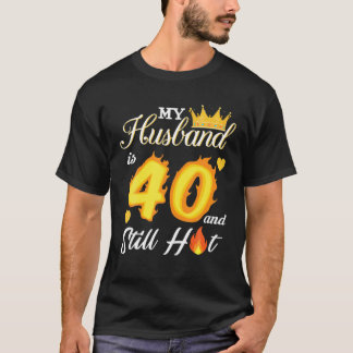 私の夫は40歳で、まだ暑い40歳の誕生日プレゼント Tシャツ