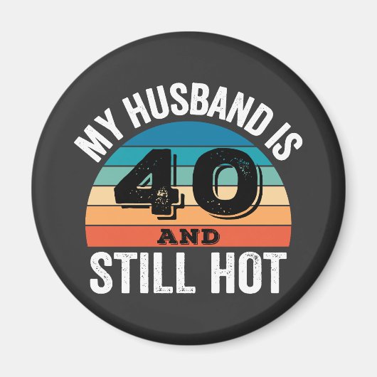 私の夫は40歳で、まだ暑い マグネット (正面)