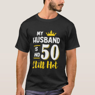 私の夫は50歳で、まだ熱い50誕生日の妻 Tシャツ